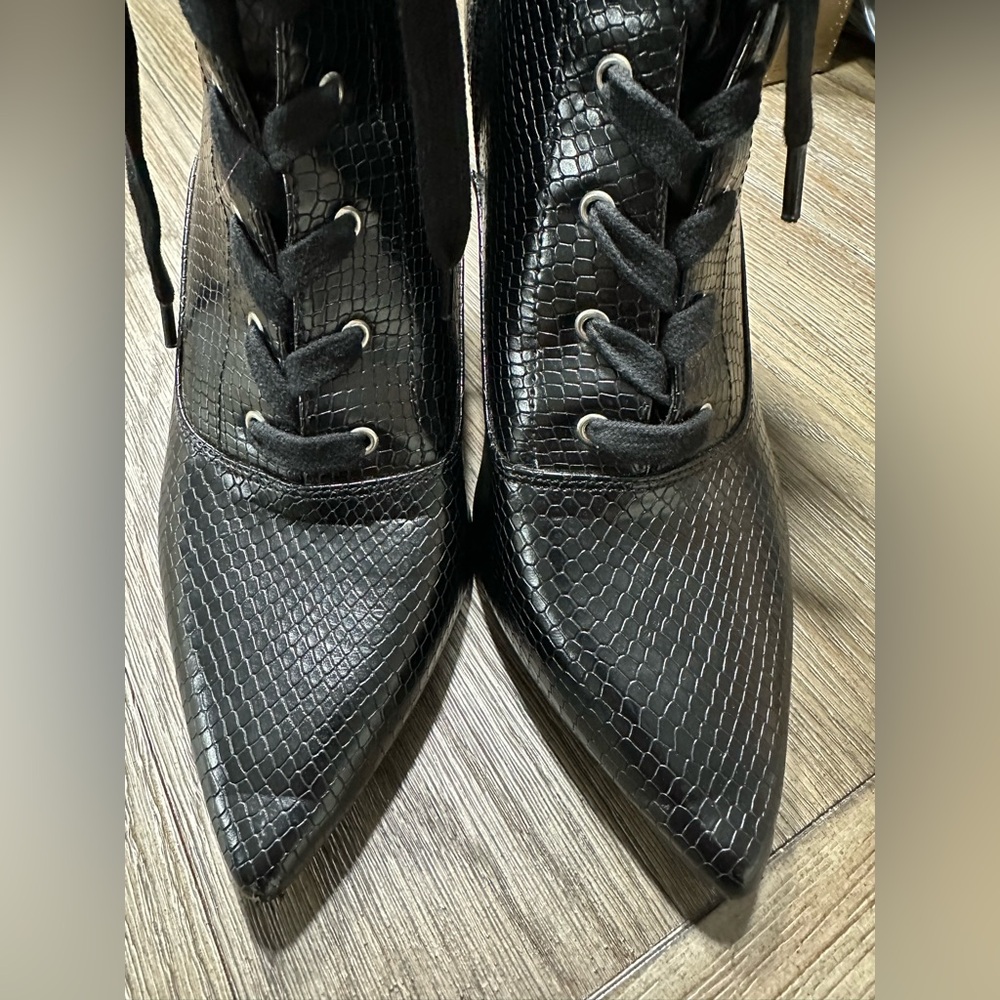 Heart in D Elegant Black Lace-Up Ankle Boots - Size 9/10 - Picture 3 of 13